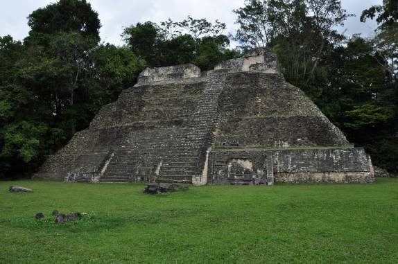 Uma das grandes pirâmides nas ruínas mayas de Caracol, em Belize, quase na fronteira com a Guatemala